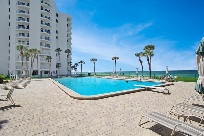 Building Photo - 1050 Longboat Club Rd