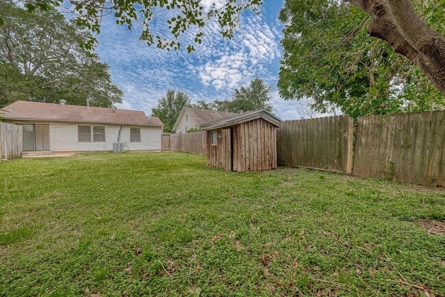 Building Photo - For Lease | 3 Bed, 1 Bath | 1,199 Sq Ft | ...