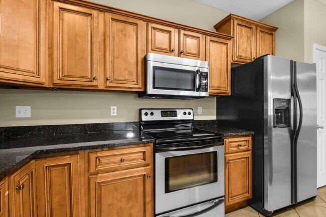 Building Photo - "Charming 3-Bedroom Townhouse Oasis in For...