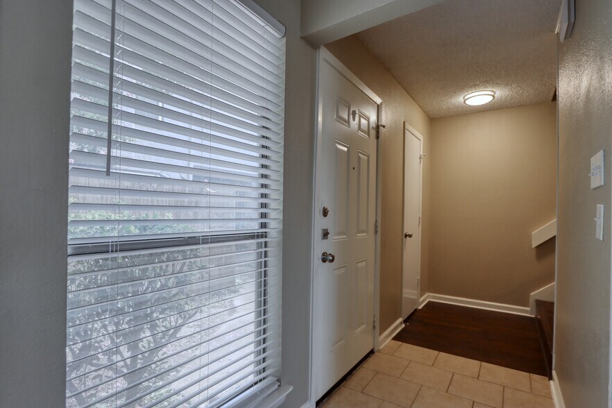 Building Photo - 711 Harbour Town Dr