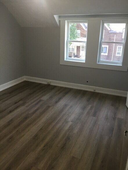 Building Photo - 1705 W 15th St