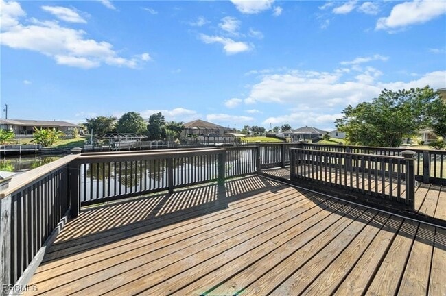 Building Photo - 916 SE 14th Terrace