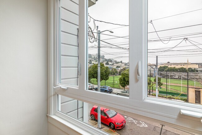 Building Photo - Noe Valley: Top Floor 2 bed 1 ba Condo w/ Finished Attic, Tandem Parking, W/D In-Unit, and Shared...