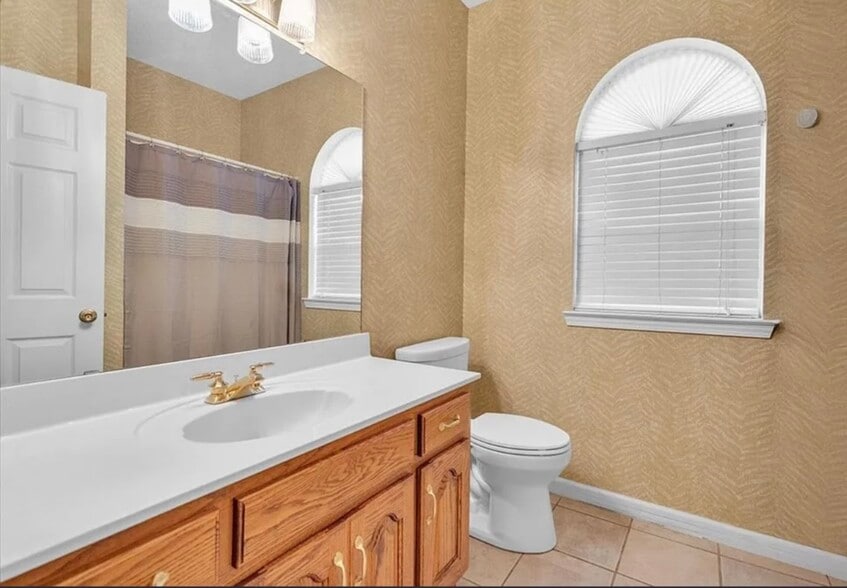 Building Photo - 1694 Red Oak Dr