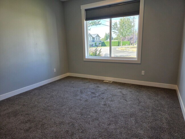 Building Photo - 1702 Aaron Dr