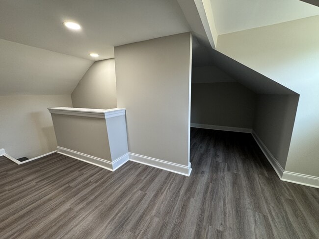 Building Photo - 122 N Vine St