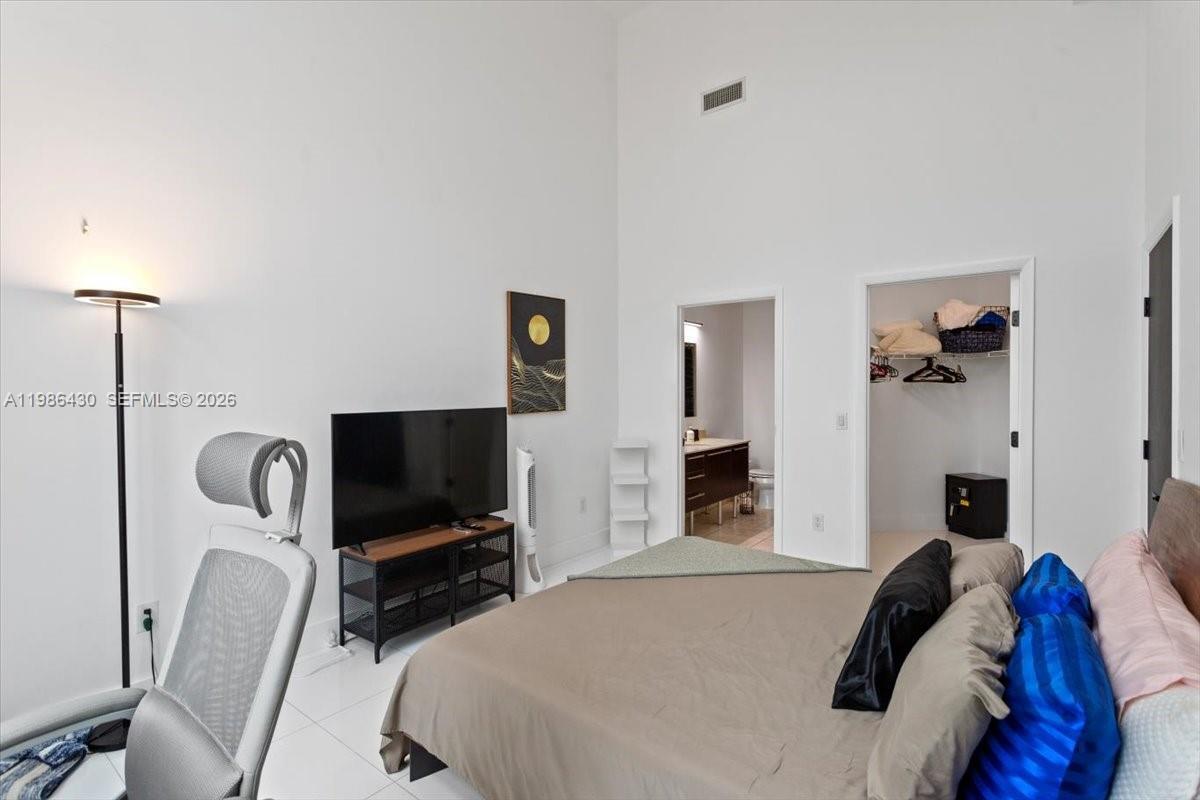 Building Photo - 1900 N Bayshore Dr