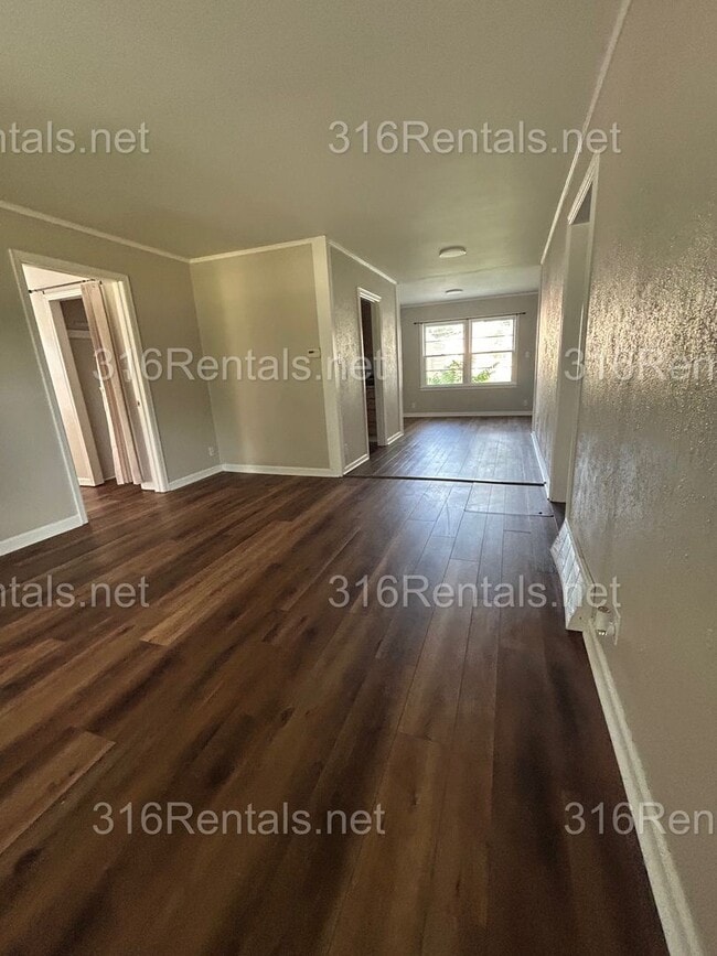 Building Photo - $1300- 4 bed 1 bath - Single Family Home