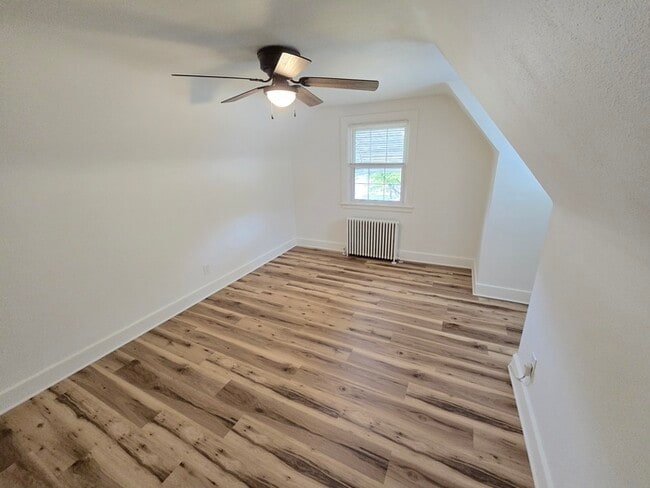 Building Photo - CUTE & COZY 2BED/1BATH DUPLEX FOR RENT - U...