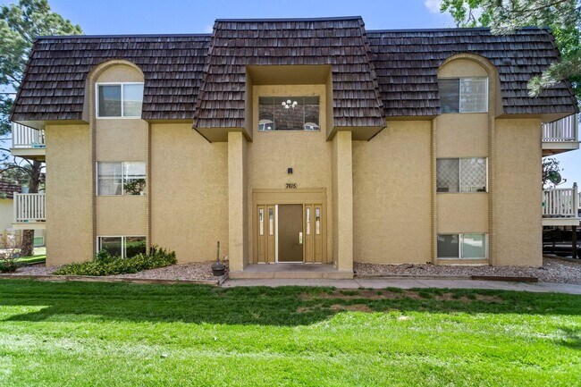 Primary Photo - REDUCED PRICE! 2 bed / 1 bath - Whispering...
