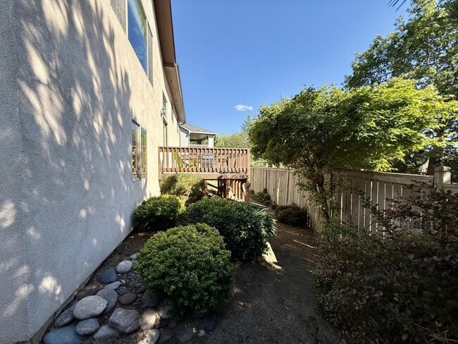 Building Photo - 1176 NE Bonny Doon Ln