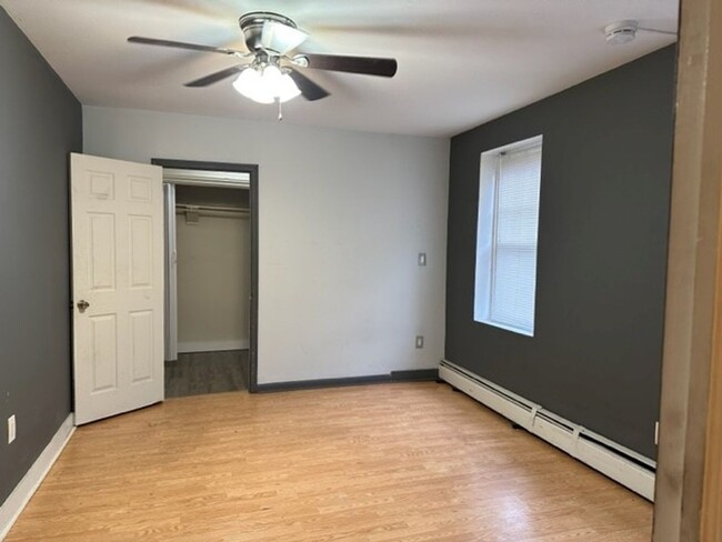 Building Photo - 1st Floor 1 Bedroom 1 Bathroom Apt Located...