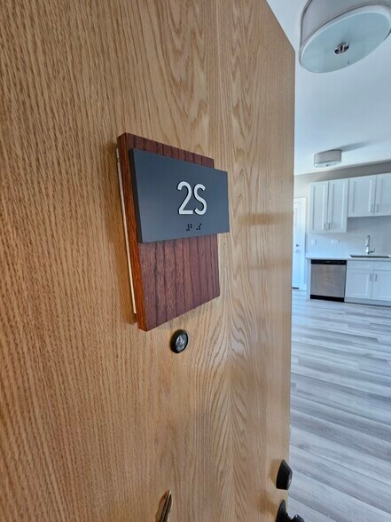 Building Photo - 3931 N Janssen Ave