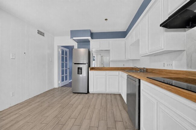 Building Photo - 7205 Beechnut St