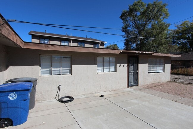 Building Photo - Charming 3-Bedroom Apartment with Garage &...