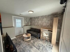 Building Photo - 805 Heather Dr