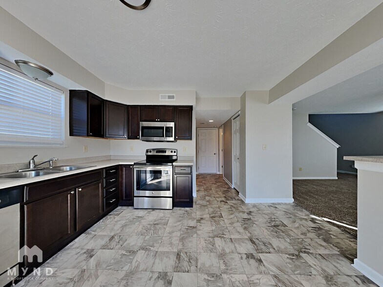 Building Photo - 2352 Rosewood Dr