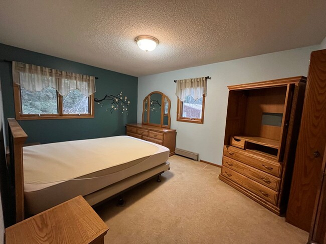 Building Photo - Beautiful 3 Bedroom Home In Carlton on 5 A...