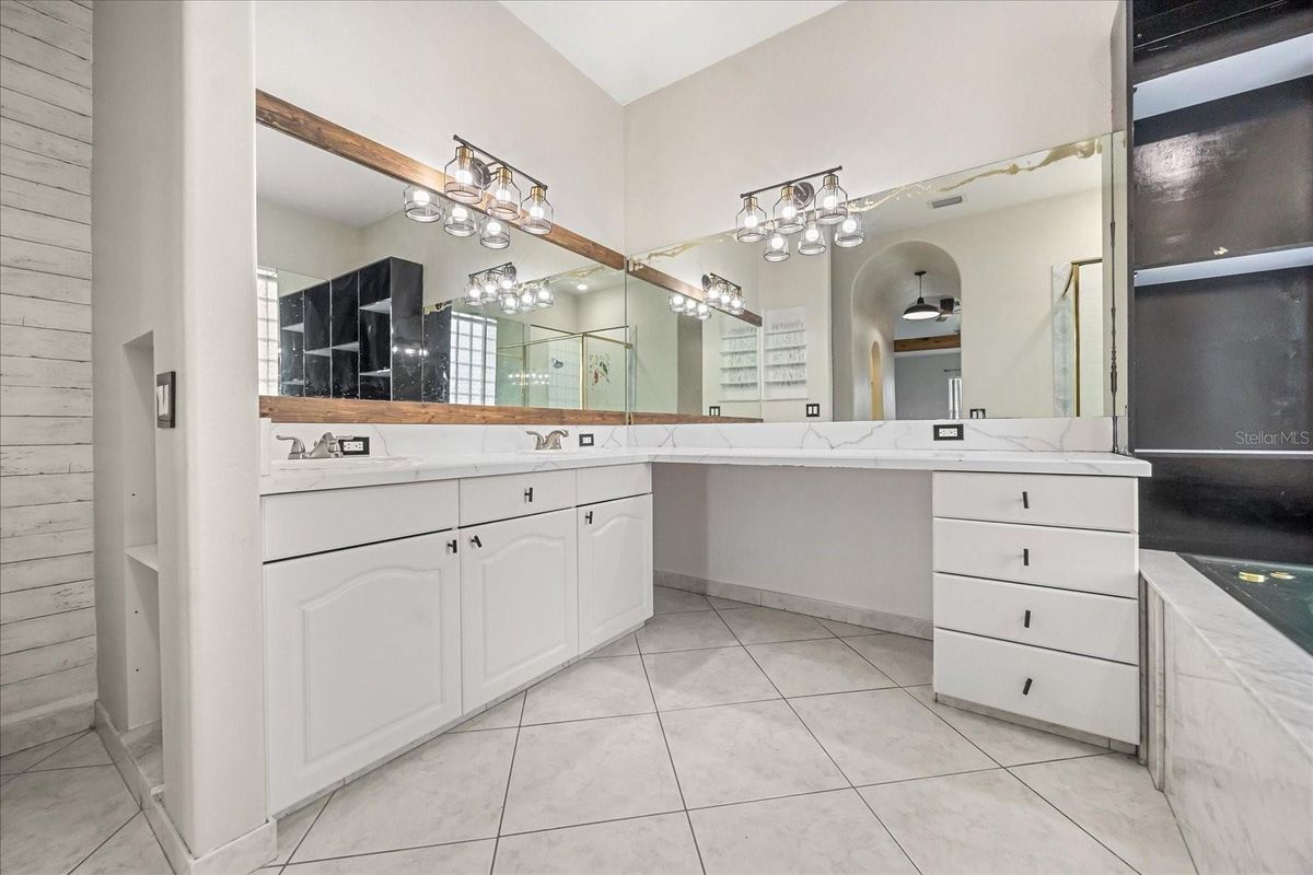 Building Photo - 13848 Vista Del Lago Blvd