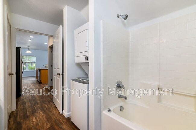 Building Photo - 10651 NE Red Wing Way