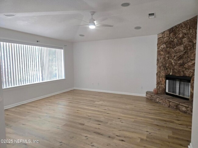Building Photo - 795 Stocks St