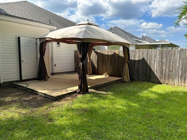 Building Photo - Cozy 3 Bed 2 Bath Home! Available August!