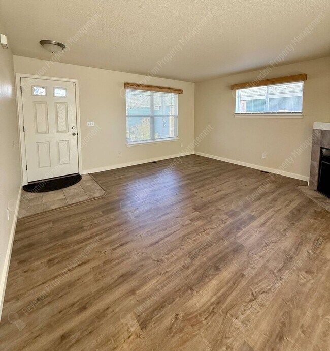 Building Photo - Updated 3 BR/2.5  BA with new flooring and paint!