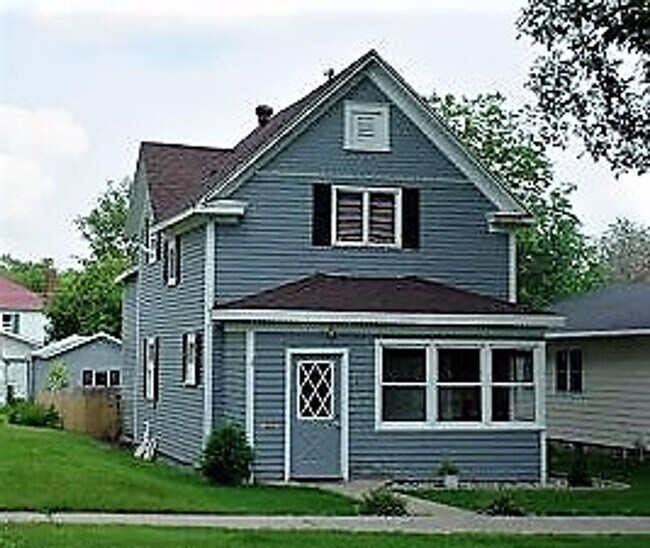 Building Photo - Available Feb 15th! Spacious 3–4 Bedroom Home in Prime Central Location