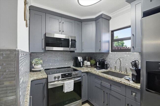 Building Photo - 8008 SW 103rd Ave