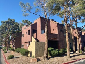 Building Photo - Top Floor Corner Condo with Balcony.