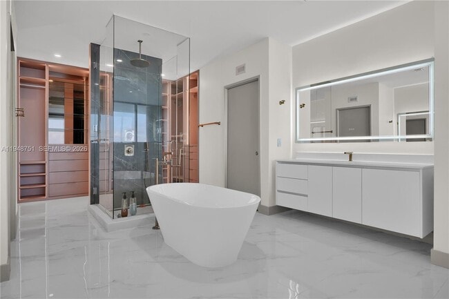 Building Photo - 700 NE 24th St