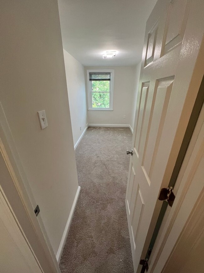 Building Photo - Charming 3-bedroom, 1-bathroom home locate...