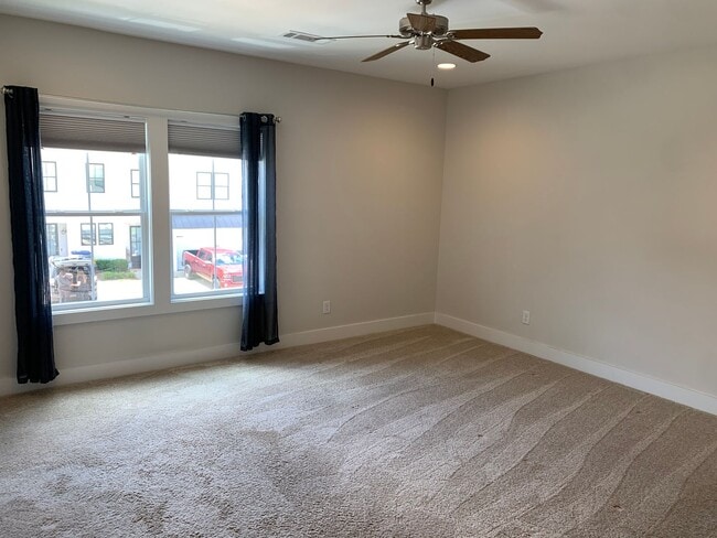 Building Photo - Owens Crossing Townhome