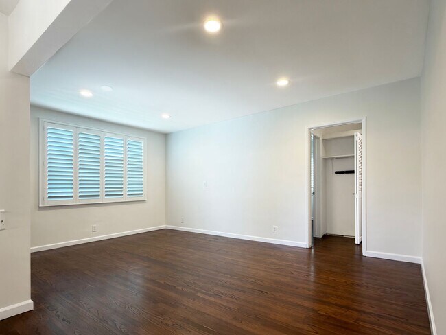Building Photo - **2025 Euclid Ave Long Beach** Beautiful 3 bedroom 2 bath !!2 weeks free OAC!!