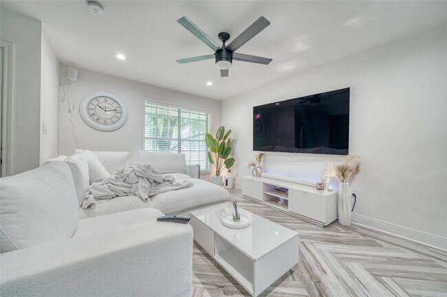 Building Photo - 5911 Dawnridge Dr