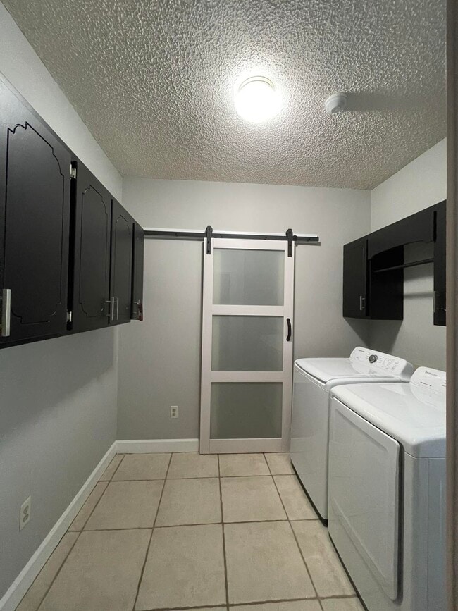 Building Photo - 4901 Meadowood Cir