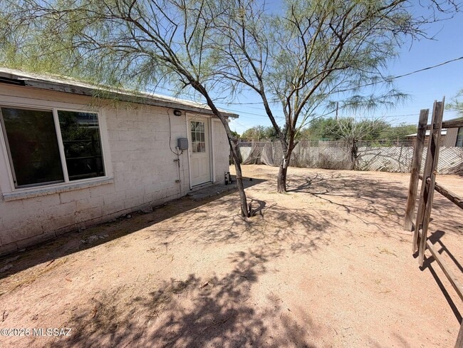 Building Photo - 833 W Tipton Dr