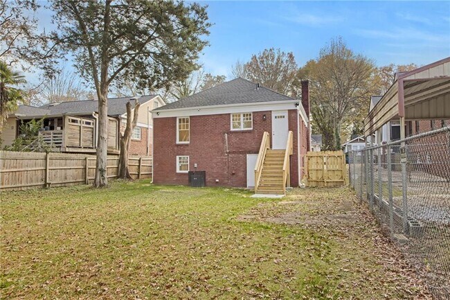 Building Photo - 1129 Larosa Terrace SW