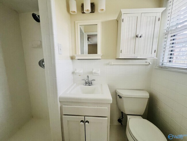 Building Photo - 4006 Devon St SE