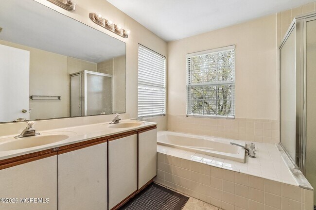 Building Photo - 418 Dorchester Way