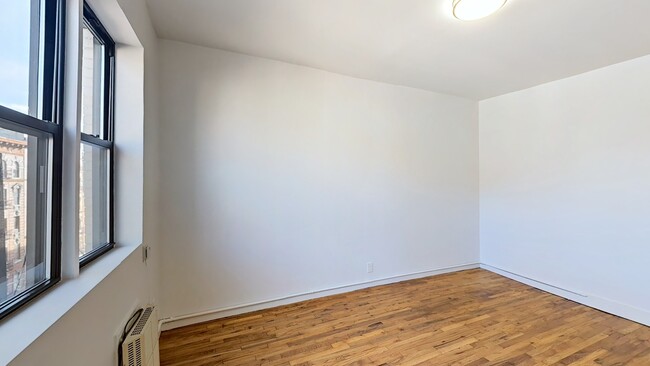 Interior Photo - 624 E 11th Street