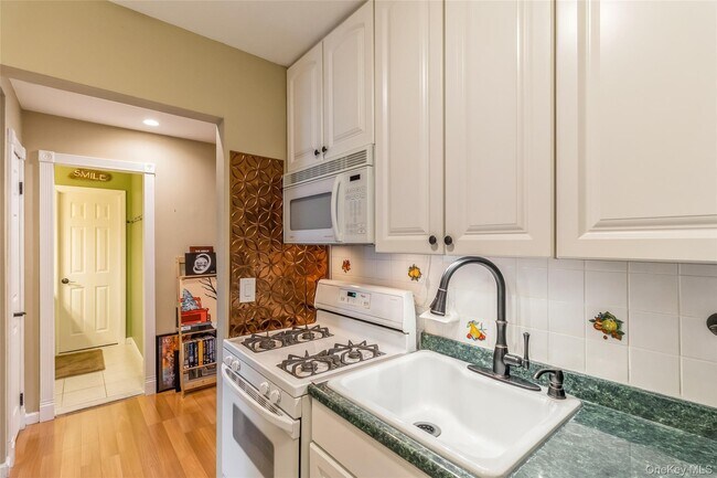 Building Photo - 48 Pointe Cir S