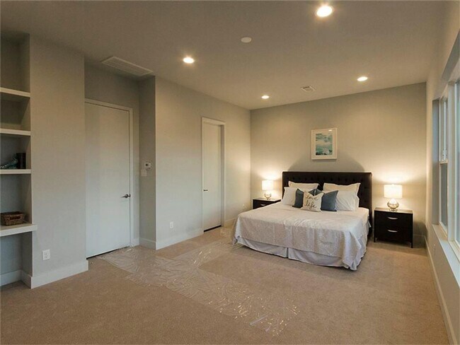 Building Photo - Modern Elegance in Garden Oaks – Style, Co...