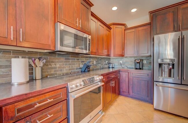 Building Photo - Charming 5-Bedroom Family Home for Rent in...