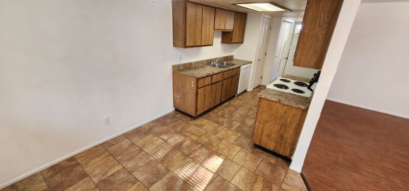 Building Photo - 578 W 18th Ave