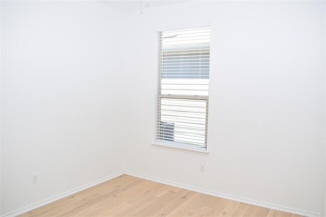Building Photo - 409 English Oak St