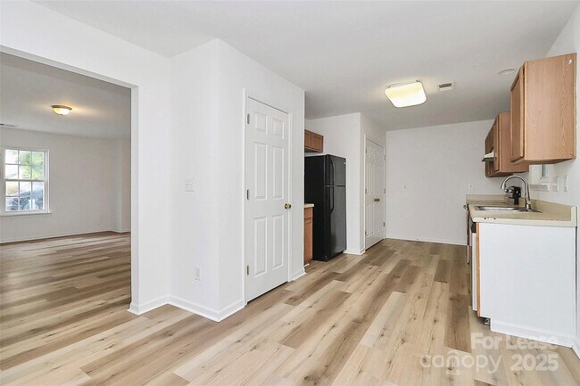 Building Photo - 1215 McAllister Dr