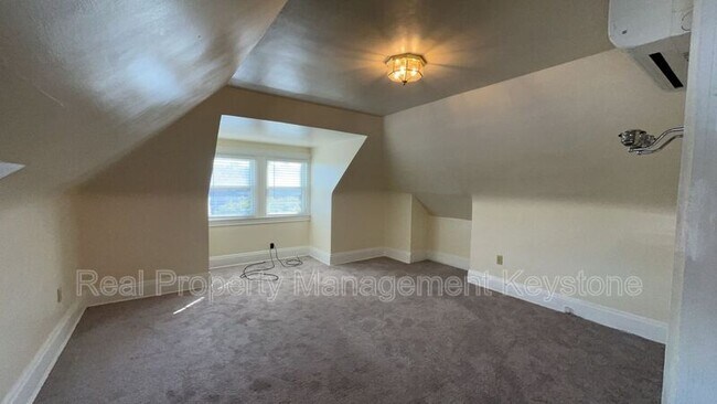 Building Photo - 1122 Greenfield Ave