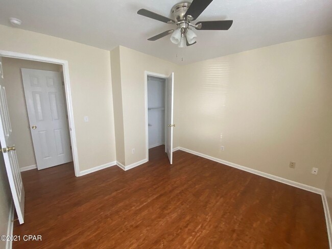 Building Photo - 610 E Pine Forest Dr