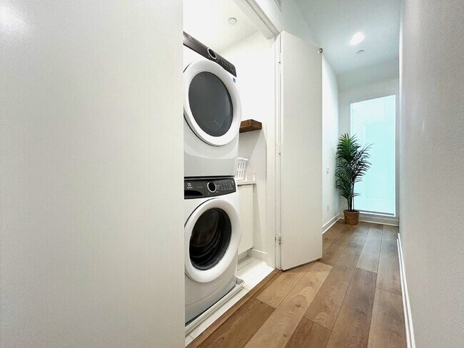 Building Photo - 10917 1/2 Otsego St